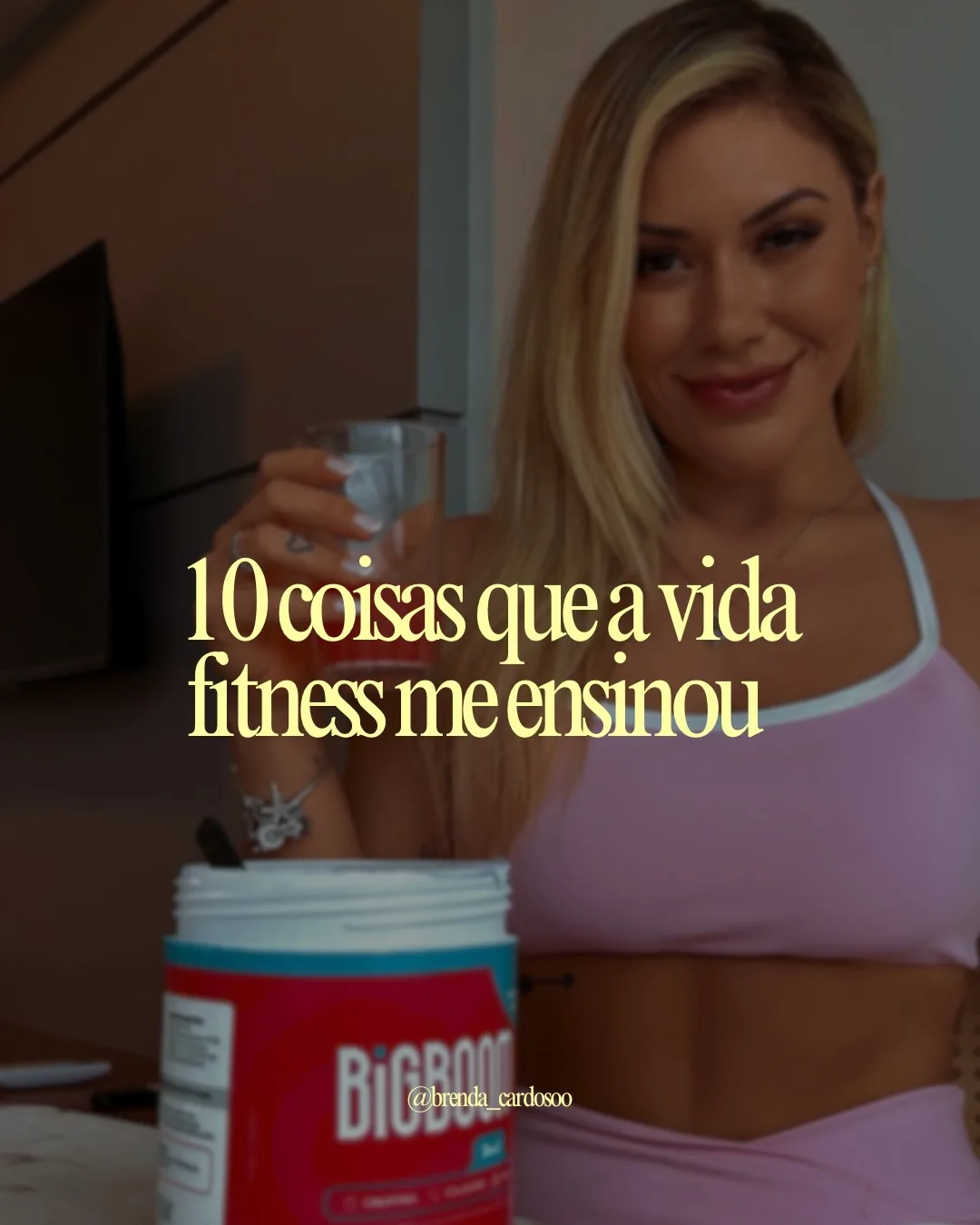 Bre Cardoso segurando pote de Big Boom, com o título 10 coisas que a vida fitness me ensinou