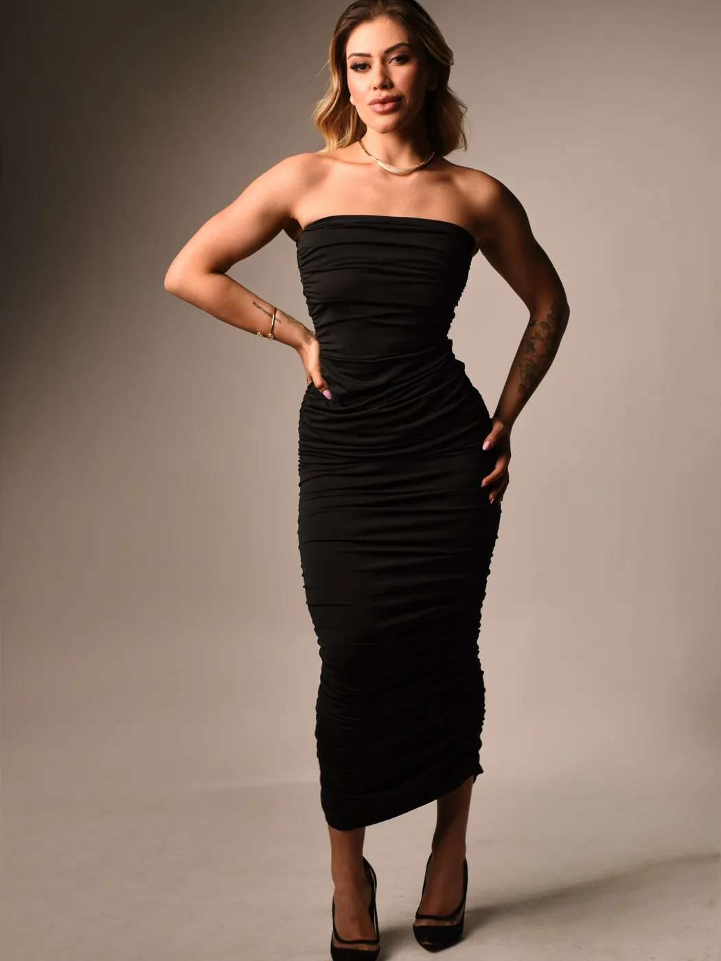 Bre Cardoso de vestido longo preto tomara que caia, em ensaio de estúdio